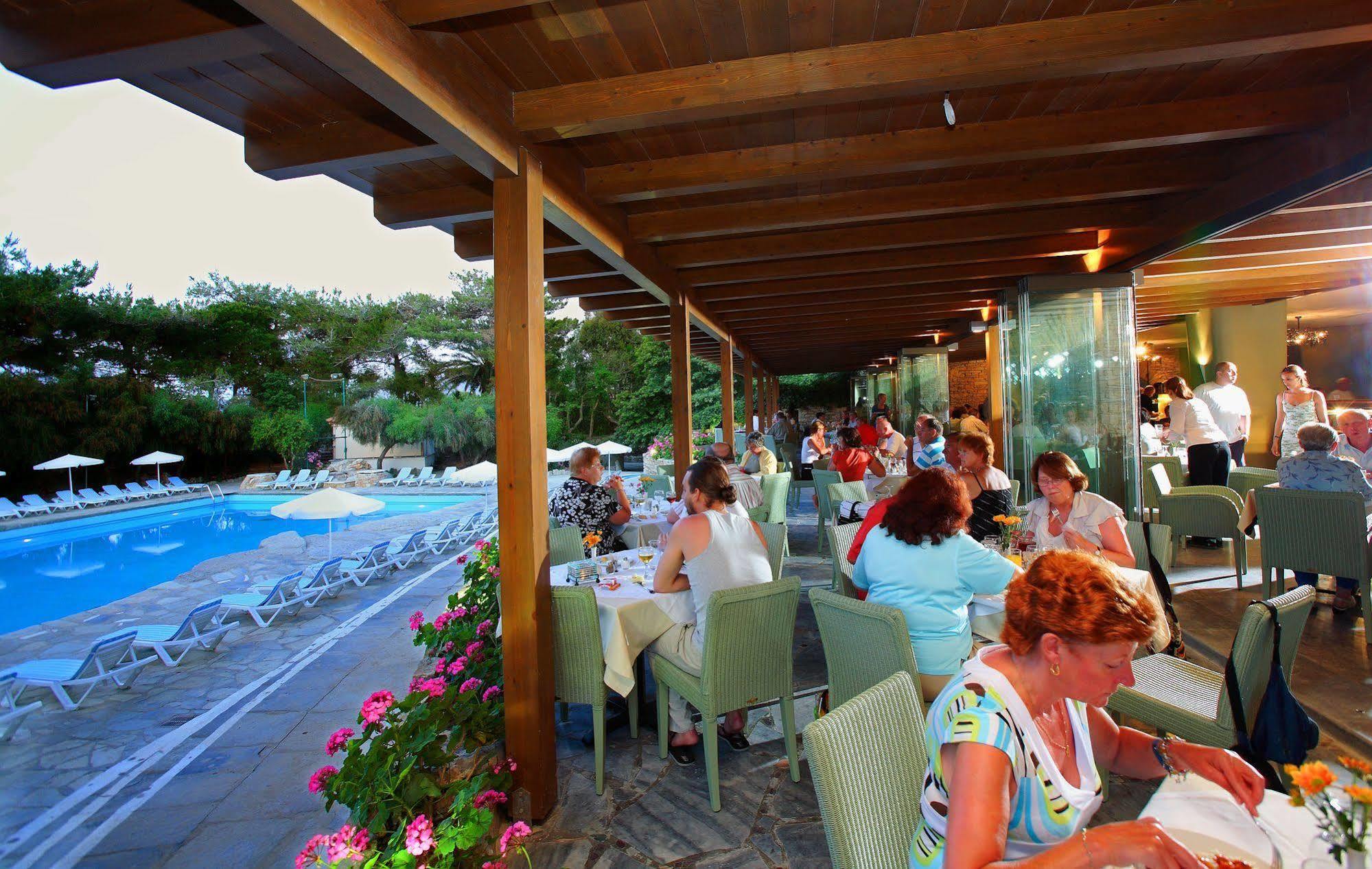 Sitia Beach City Resort & Spa Sitia (Crete) Restaurante foto A restaurant in a hotel